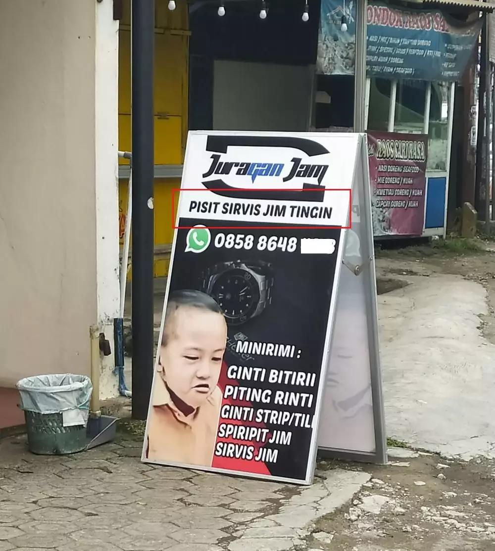 Keterangan di spanduk toko © Twitter Keterangan di spanduk toko © Twitter