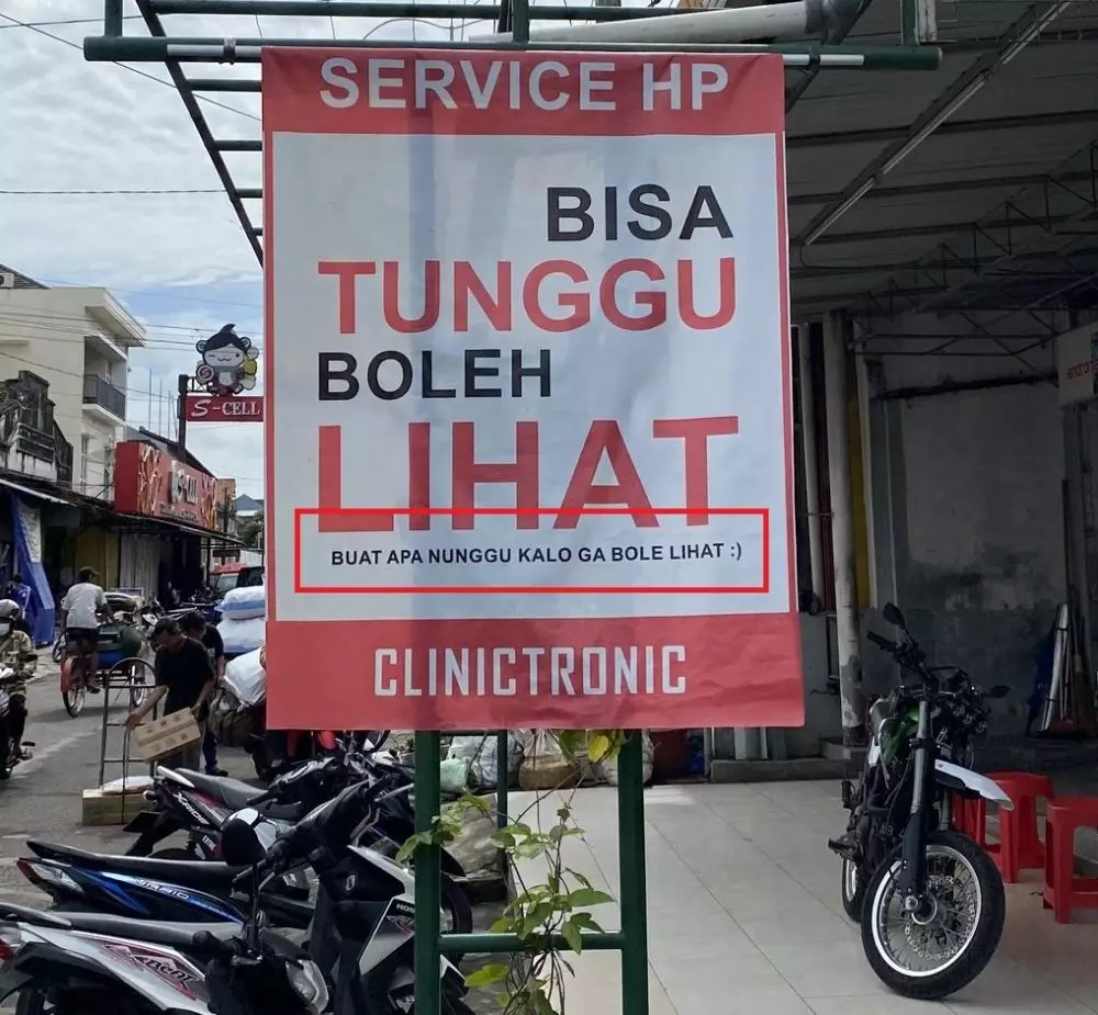 Keterangan di spanduk toko © Twitter Keterangan di spanduk toko © Twitter
