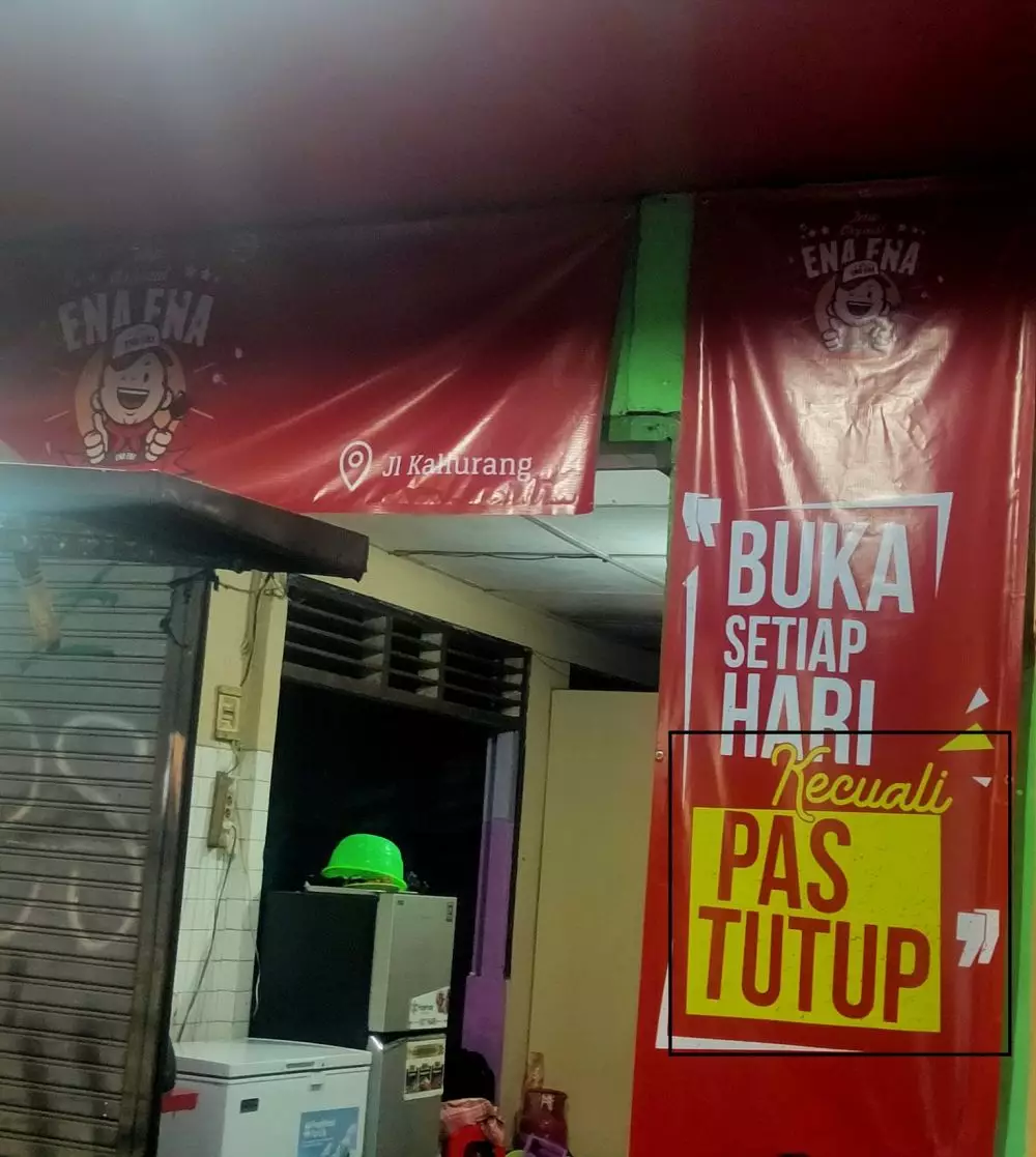 Keterangan di spanduk toko © Twitter Keterangan di spanduk toko © Twitter