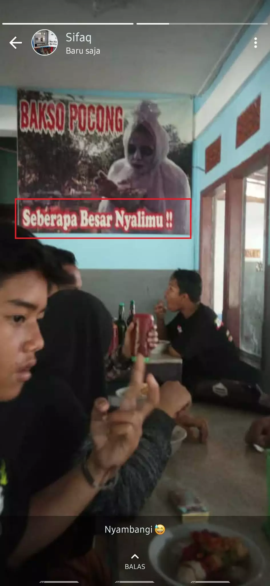 Keterangan di spanduk toko © Twitter Keterangan di spanduk toko © Twitter