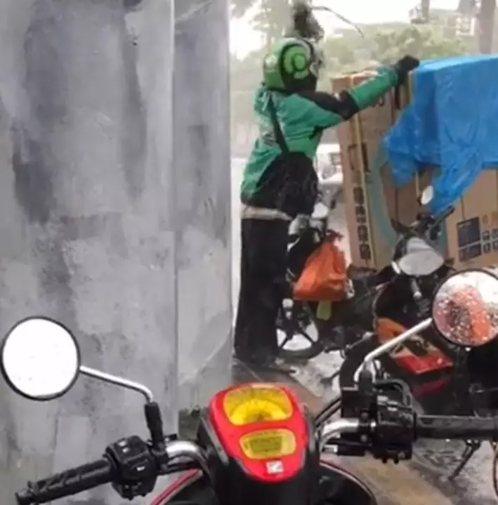 ojol rela kehujanan © TikTok