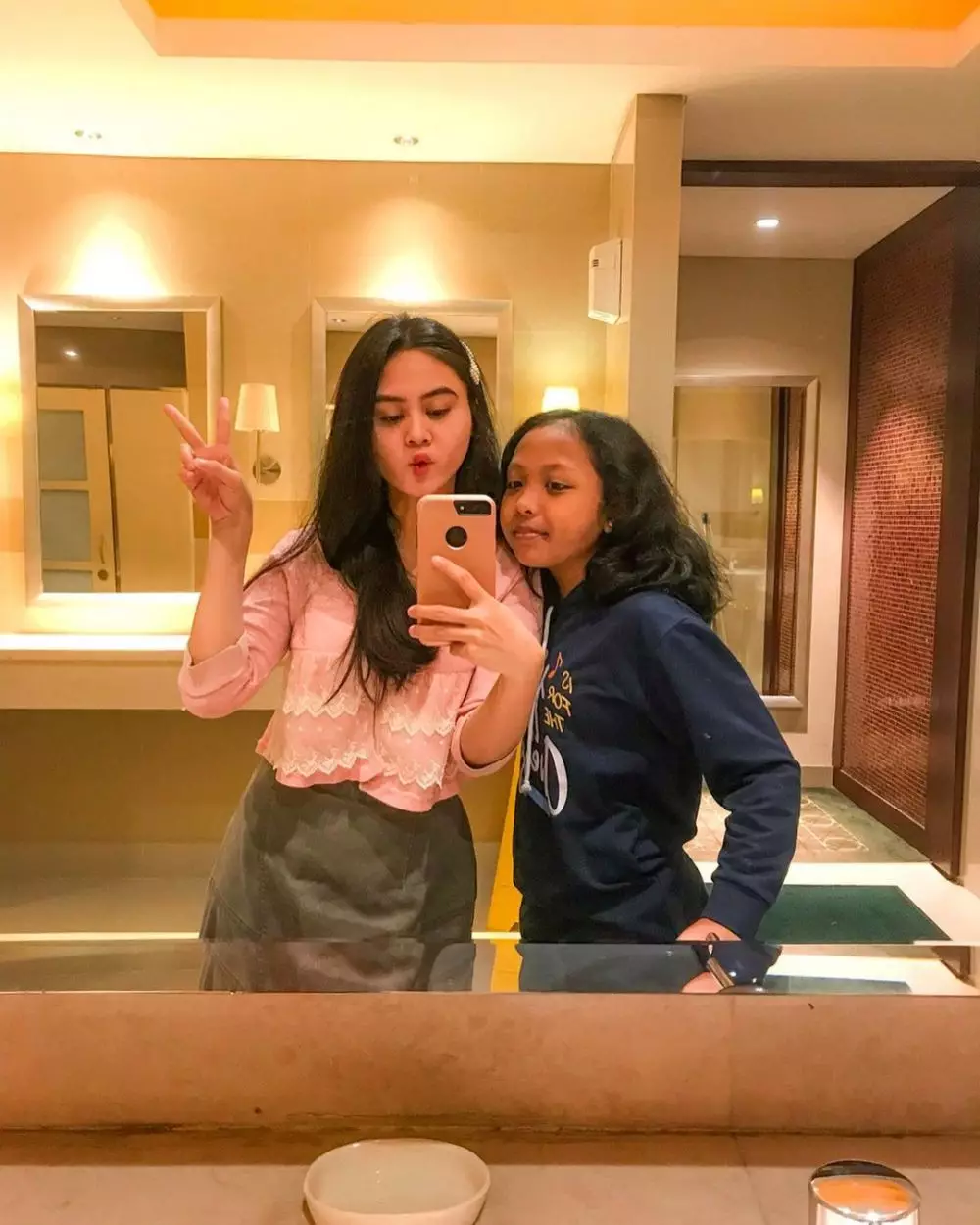 seleb akrab dengan anak sambung © Instagram