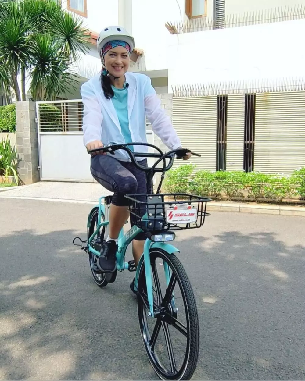 Gaya seleb 90-an bersepeda © Instagram