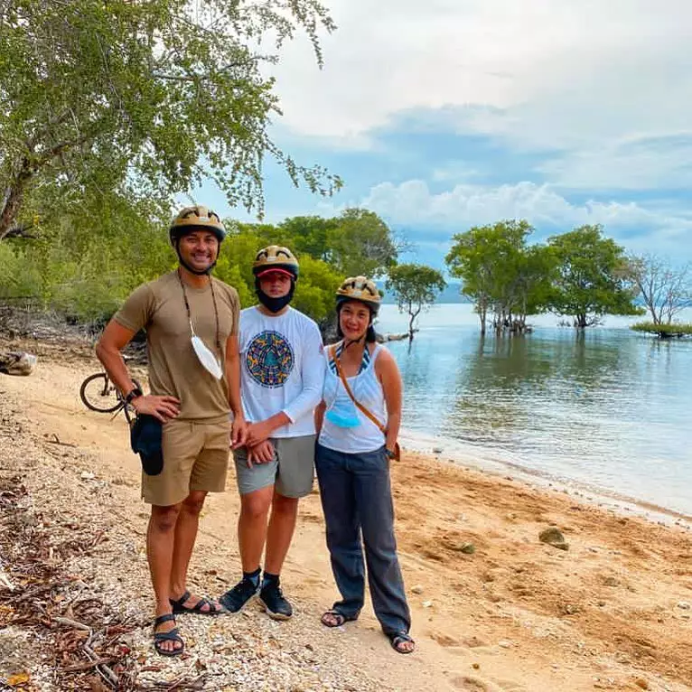 Gaya seleb 90-an bersepeda © Instagram