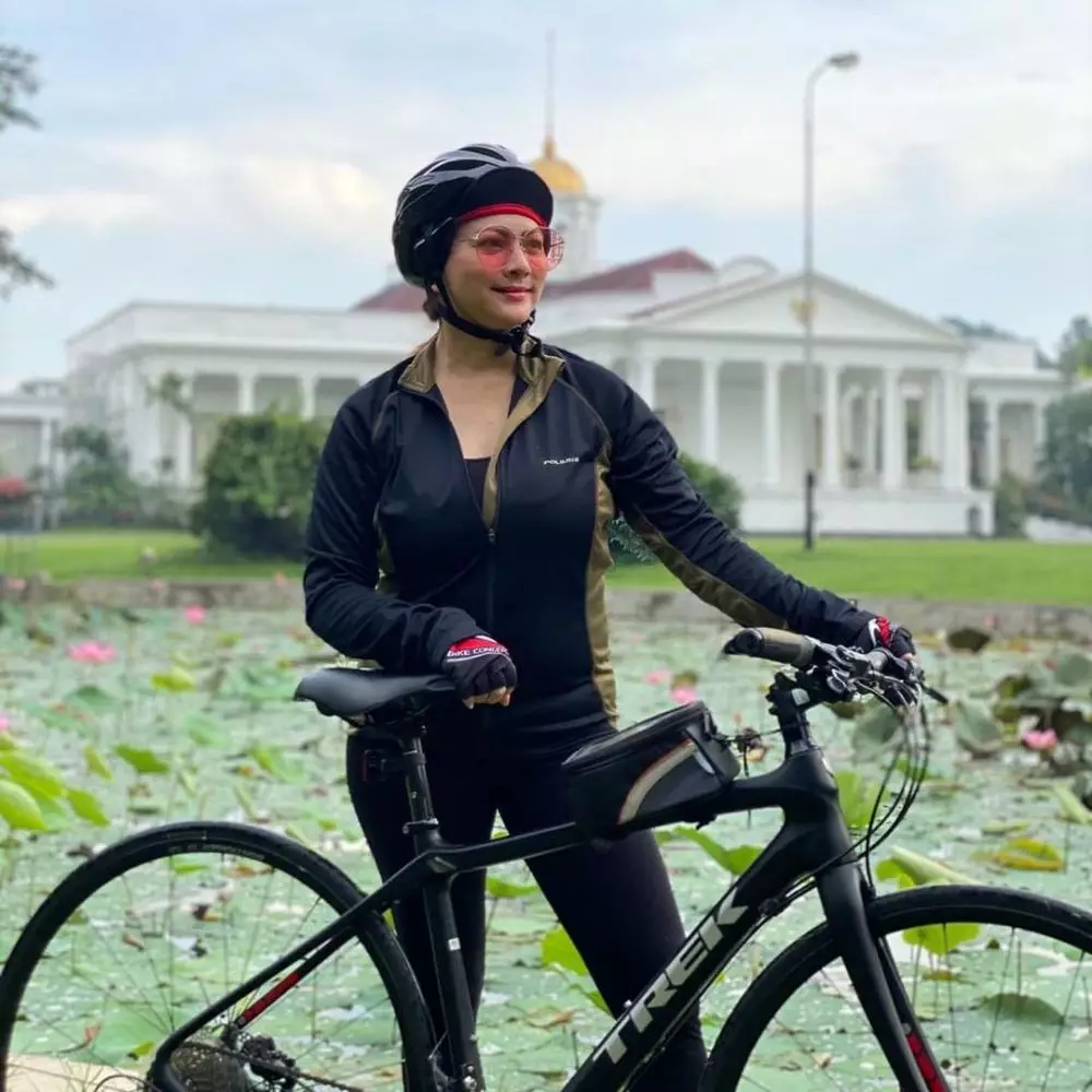Gaya seleb 90-an bersepeda © Instagram