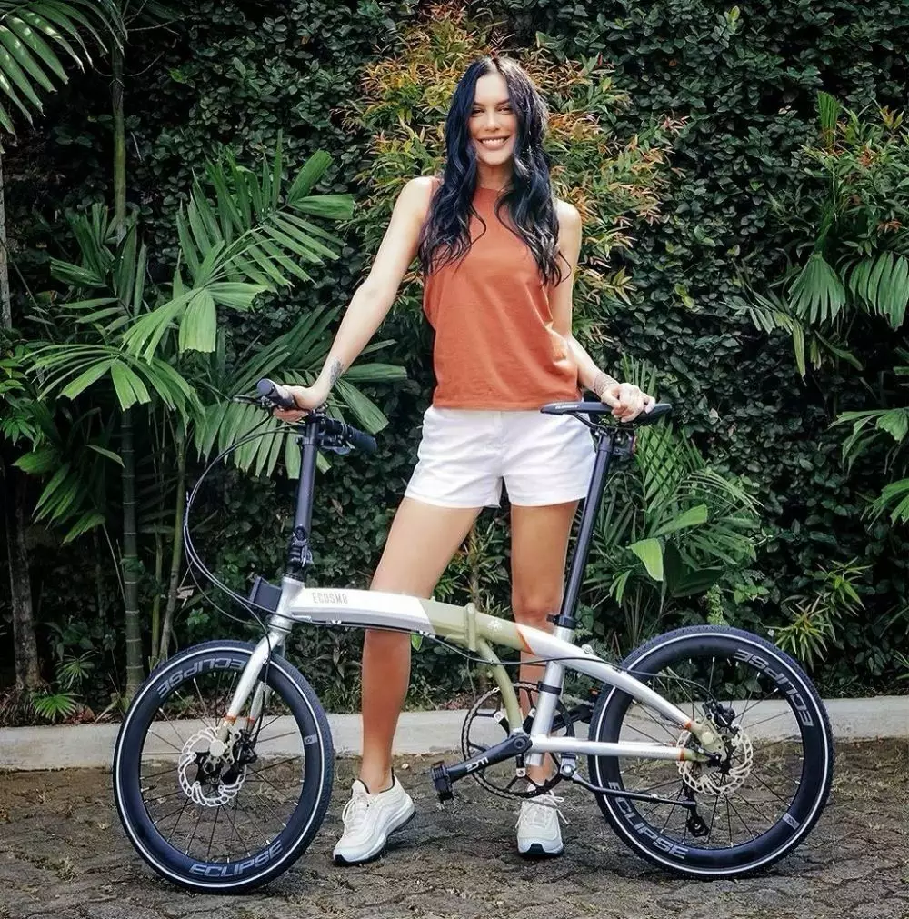 Gaya seleb 90-an bersepeda © Instagram