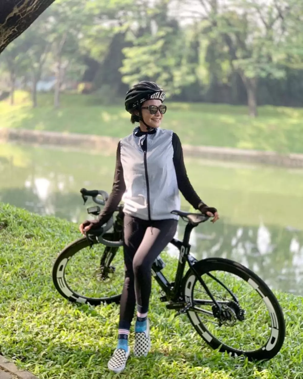 Gaya seleb 90-an bersepeda © Instagram