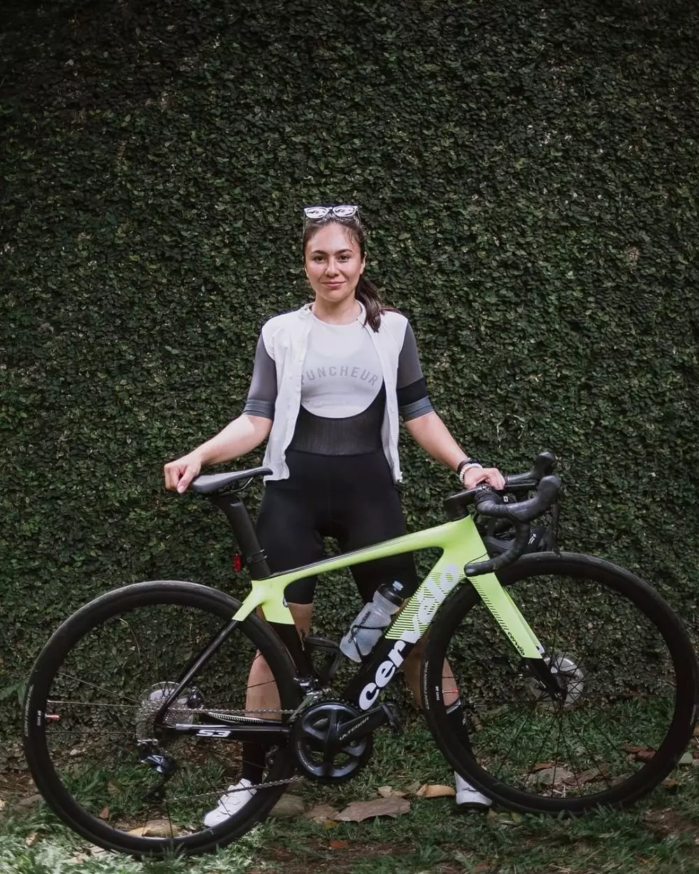 Gaya seleb 90-an bersepeda © Instagram