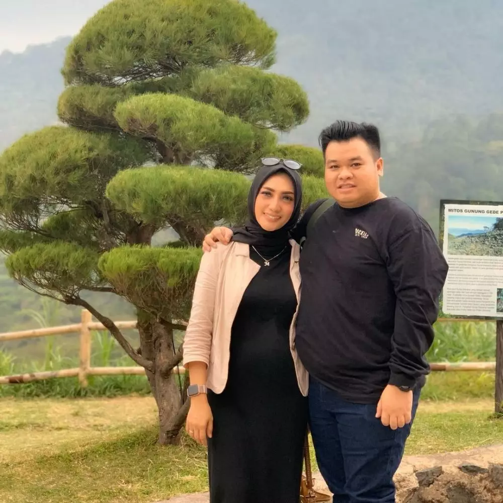 Potret kenangan Yulita dan suami © Instagram