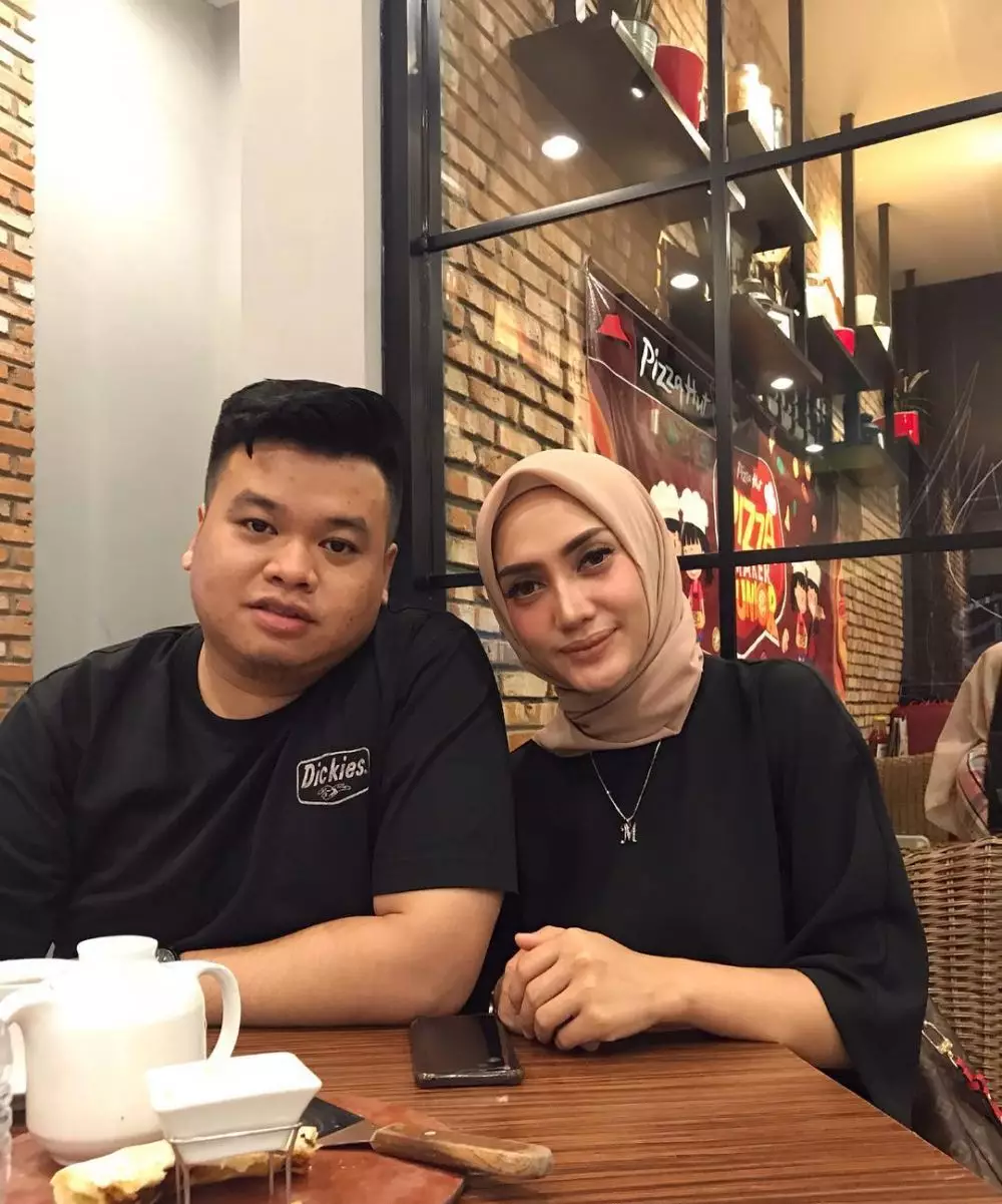 Potret kenangan Yulita dan suami © Instagram