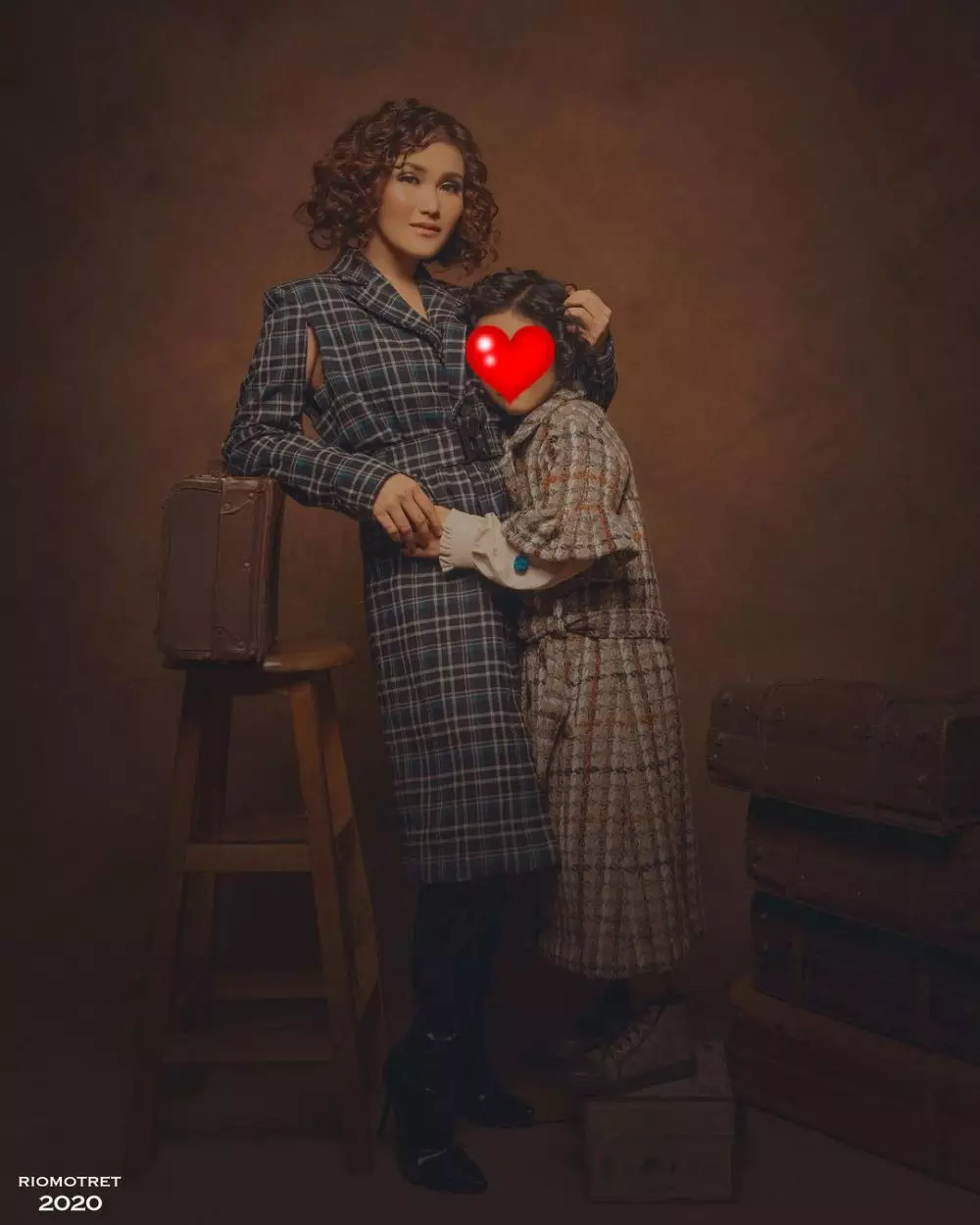 Potret seleb berambut keriting tampil beda berbagai sumber