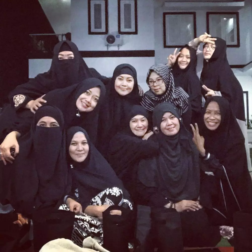 Ultah Ummi Pipik ke-43 © 2020 berbagai sumber Ultah Ummi Pipik ke-43 © 2020 berbagai sumber