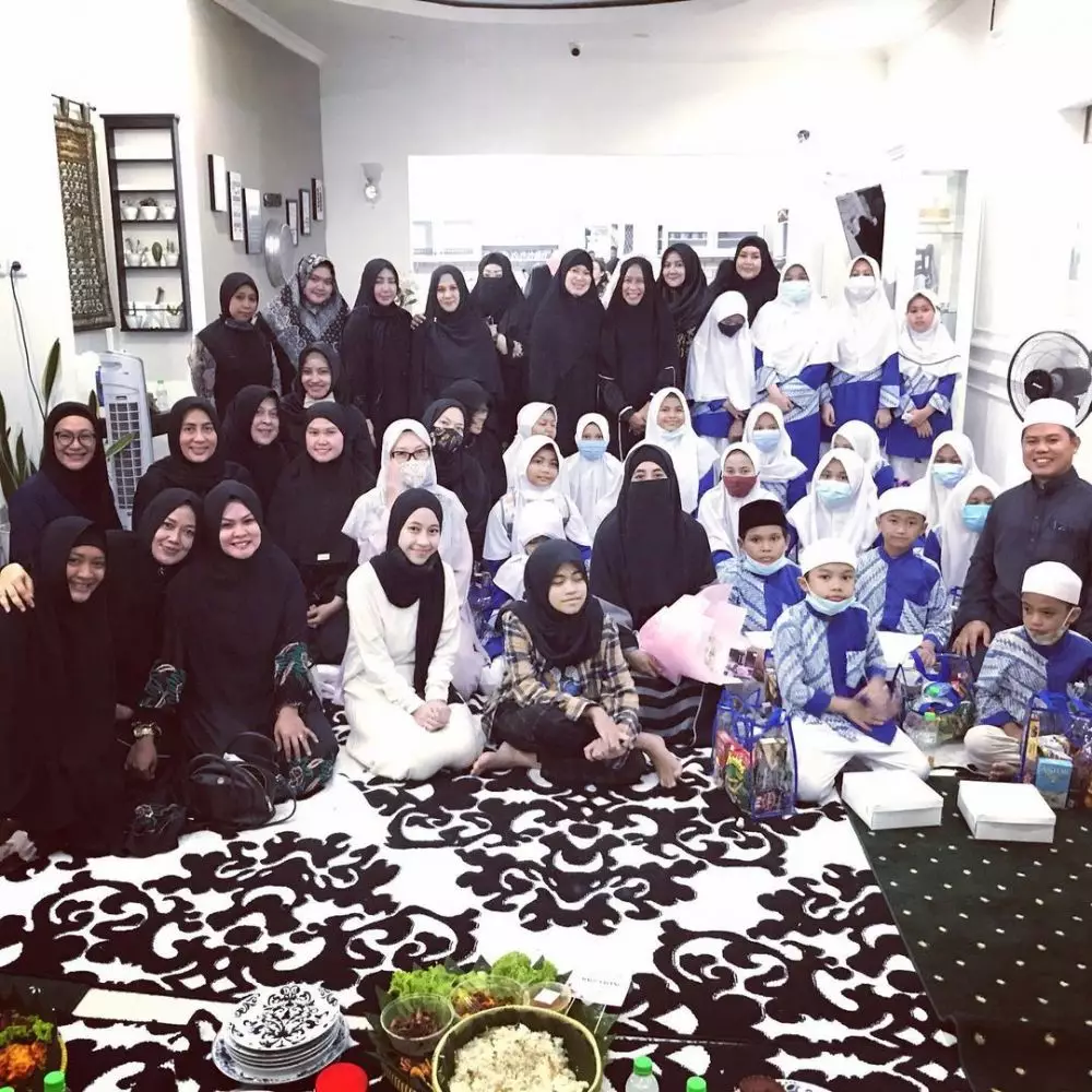 Ultah Ummi Pipik ke-43 © 2020 berbagai sumber Ultah Ummi Pipik ke-43 © 2020 berbagai sumber