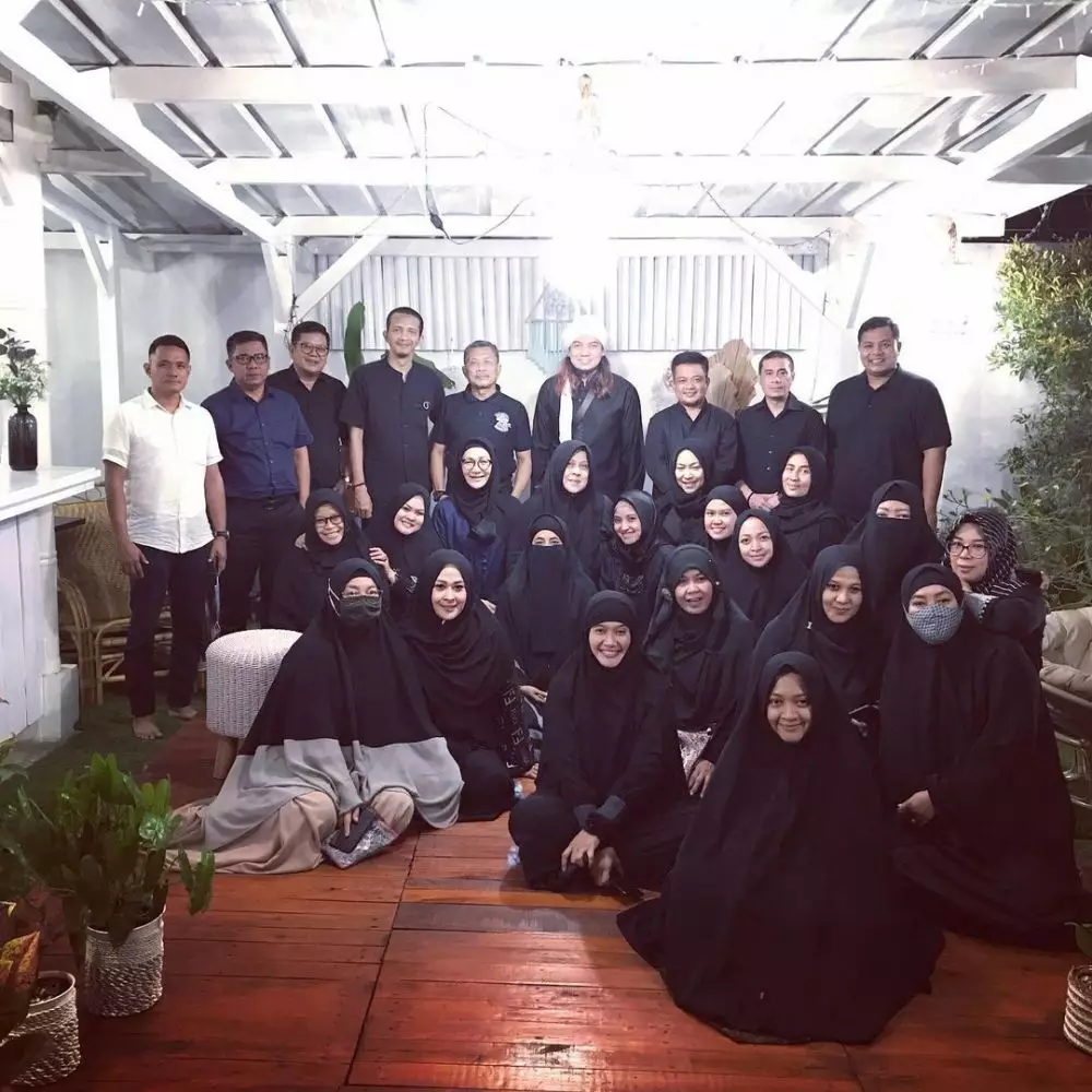 Ultah Ummi Pipik ke-43 © 2020 berbagai sumber Ultah Ummi Pipik ke-43 © 2020 berbagai sumber