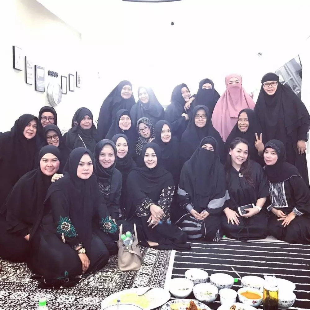 Ultah Ummi Pipik ke-43 © 2020 berbagai sumber Ultah Ummi Pipik ke-43 © 2020 berbagai sumber