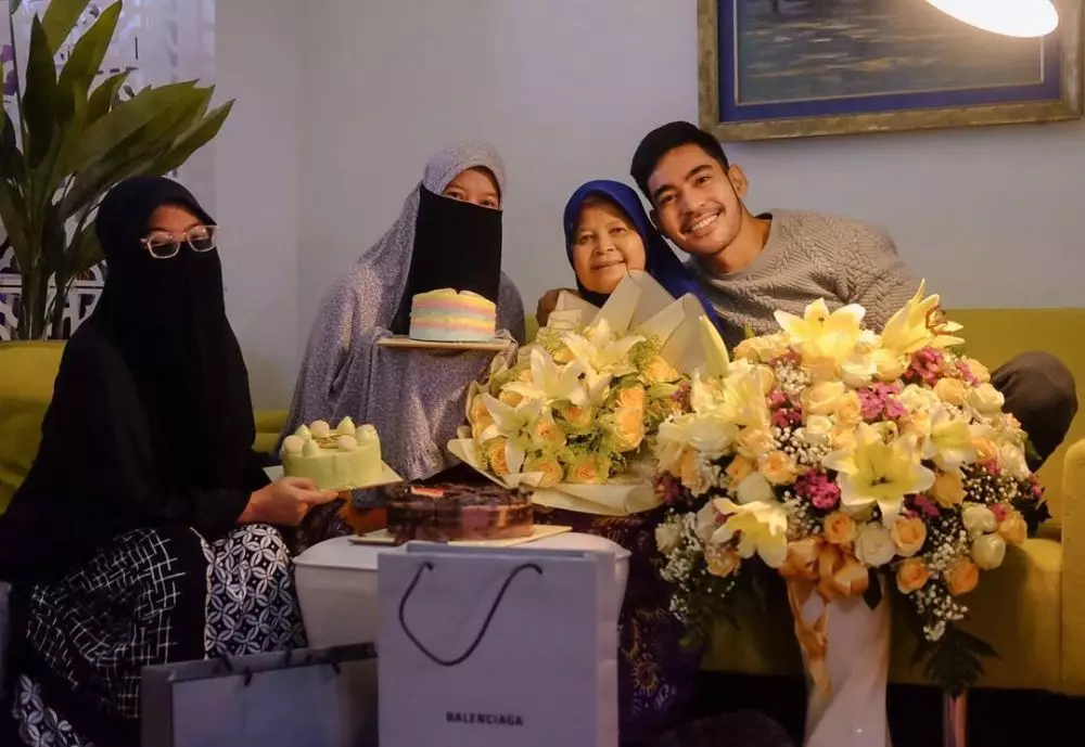 Momen ulang tahun ibunda Robby Purba © 2020 brilio.net/ Instagram Momen ulang tahun ibunda Robby Purba © 2020 brilio.net/ Instagram