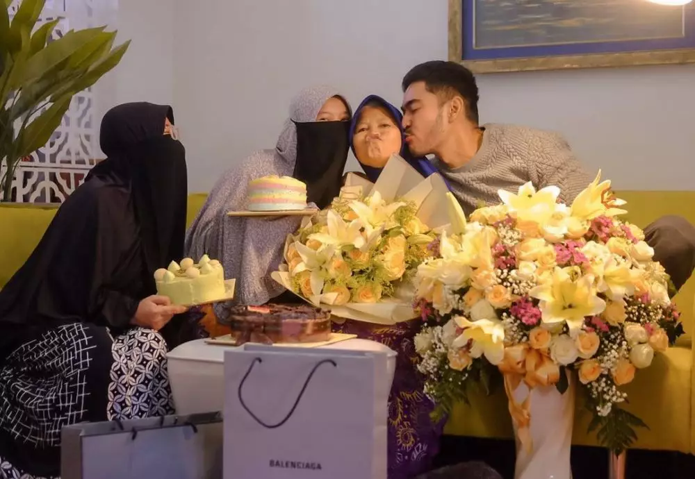 Momen ulang tahun ibunda Robby Purba © 2020 brilio.net/ Instagram Momen ulang tahun ibunda Robby Purba © 2020 brilio.net/ Instagram