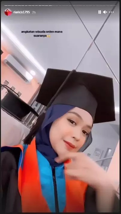 Potret wisuda online Ria Ricis © 2020 brilio.net berbagai sumber Potret wisuda online Ria Ricis © 2020 brilio.net berbagai sumber