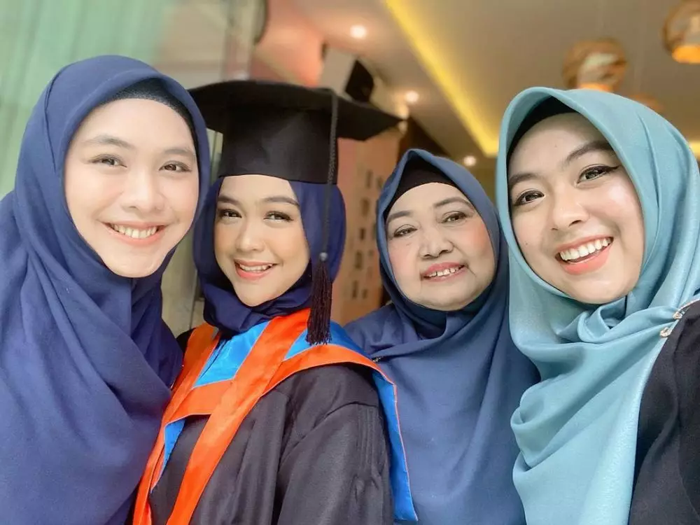 Potret wisuda online Ria Ricis © 2020 brilio.net berbagai sumber Potret wisuda online Ria Ricis © 2020 brilio.net berbagai sumber