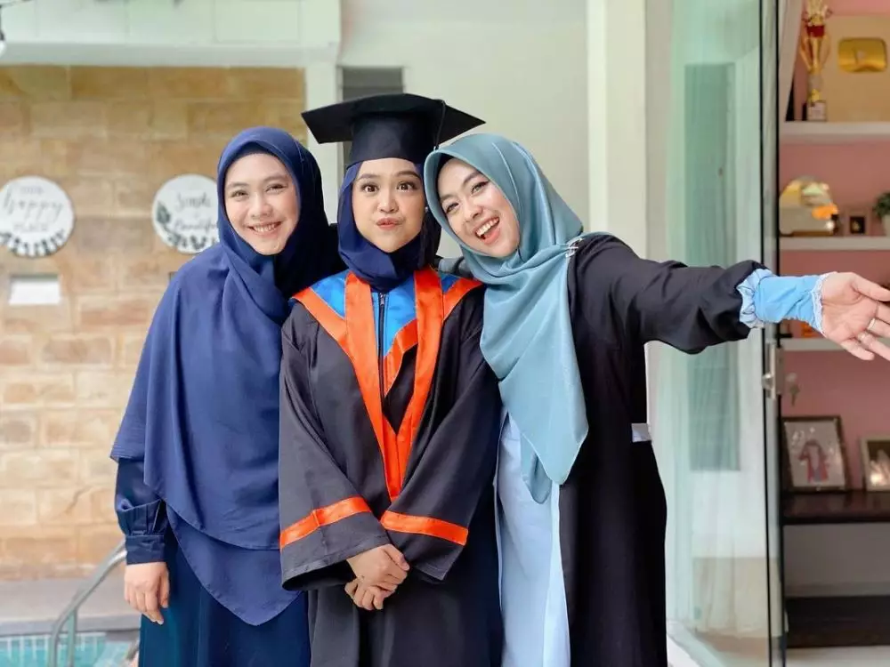 Potret wisuda online Ria Ricis © 2020 brilio.net berbagai sumber Potret wisuda online Ria Ricis © 2020 brilio.net berbagai sumber