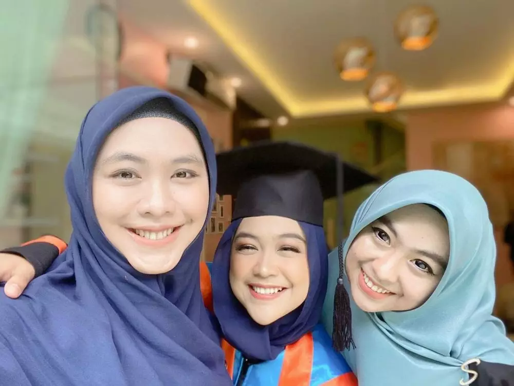 Potret wisuda online Ria Ricis © 2020 brilio.net berbagai sumber Potret wisuda online Ria Ricis © 2020 brilio.net berbagai sumber