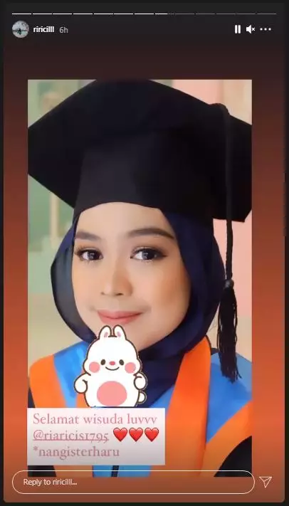 Potret wisuda online Ria Ricis © 2020 brilio.net berbagai sumber Potret wisuda online Ria Ricis © 2020 brilio.net berbagai sumber