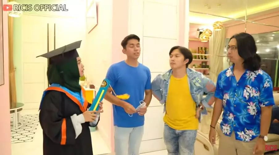 Potret wisuda online Ria Ricis © 2020 brilio.net berbagai sumber Potret wisuda online Ria Ricis © 2020 brilio.net berbagai sumber