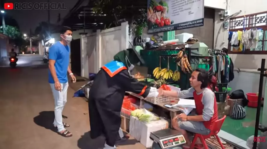 Potret wisuda online Ria Ricis © 2020 brilio.net berbagai sumber Potret wisuda online Ria Ricis © 2020 brilio.net berbagai sumber