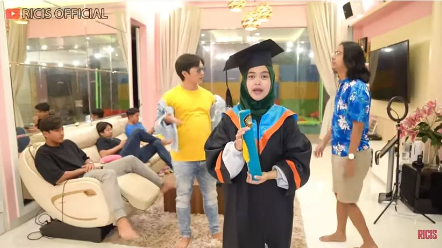 Potret wisuda online Ria Ricis © 2020 brilio.net berbagai sumber Potret wisuda online Ria Ricis © 2020 brilio.net berbagai sumber
