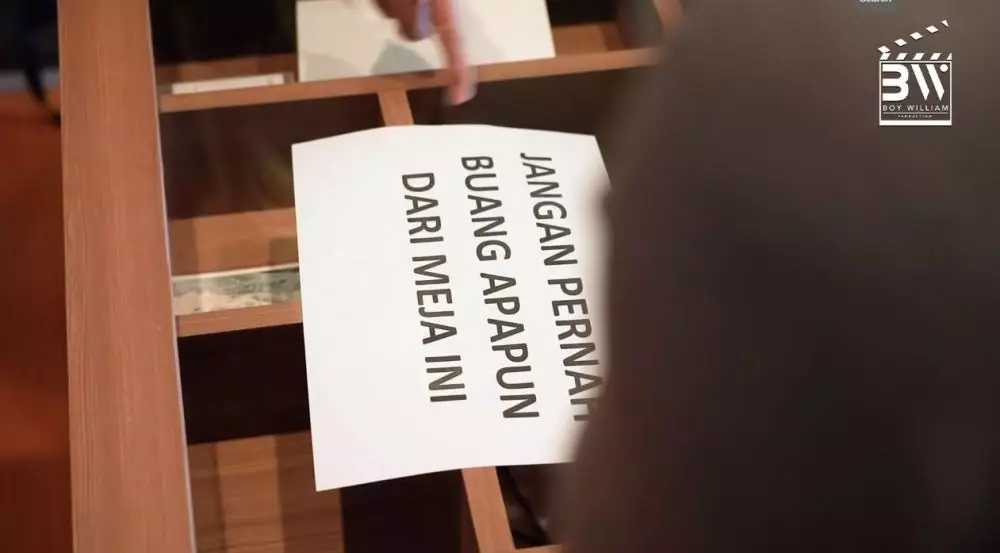 walk in closet Indra © YouTube