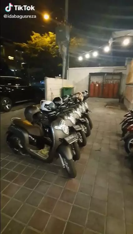 aksi totalitas tukang parkir © TikTok  aksi totalitas tukang parkir © TikTok