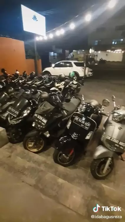 aksi totalitas tukang parkir © TikTok  aksi totalitas tukang parkir © TikTok