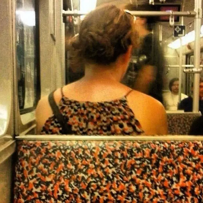 kembaran baju dengan kursi © Berbagai Sumber