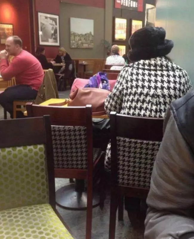 kembaran baju dengan kursi © Berbagai Sumber