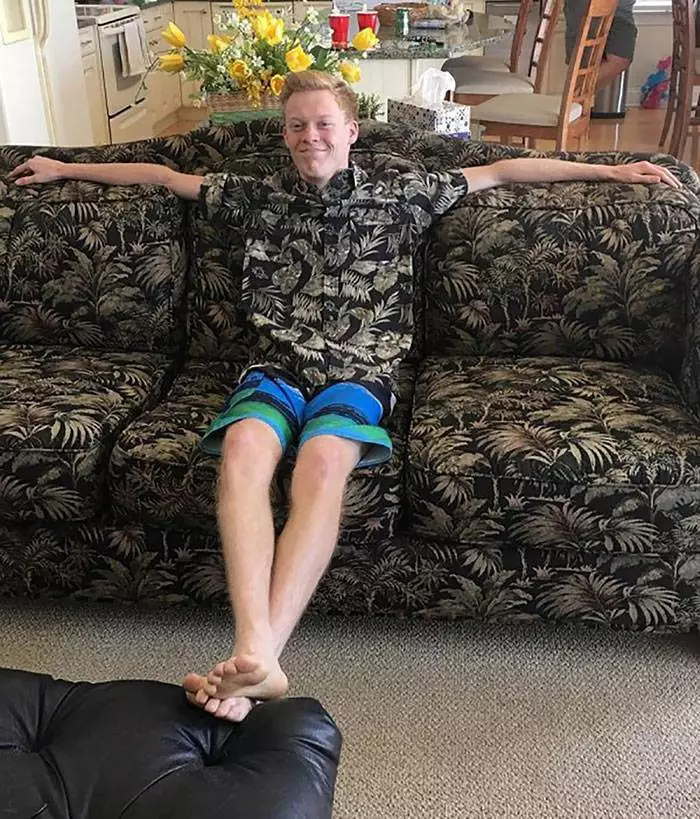 kembaran baju dengan kursi © Berbagai Sumber