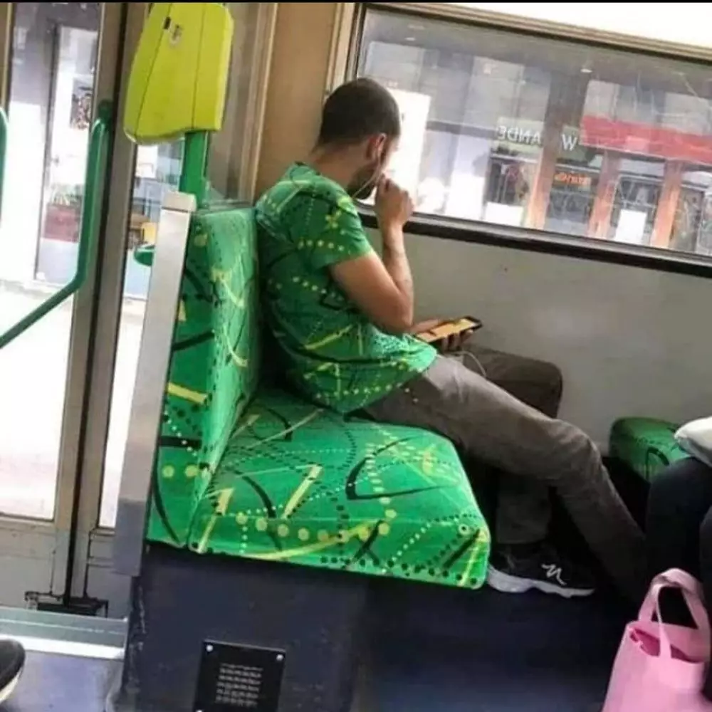 kembaran baju dengan kursi © Berbagai Sumber