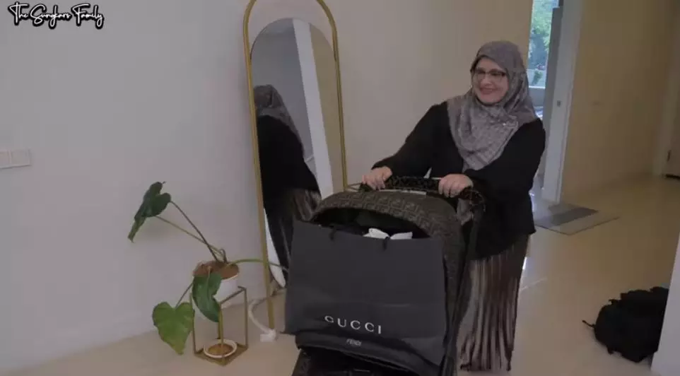 Zaskia dapat kado dari fanny © YouTube