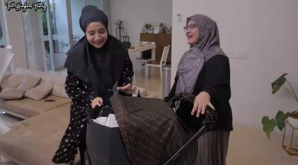 Zaskia dapat kado dari fanny © YouTube