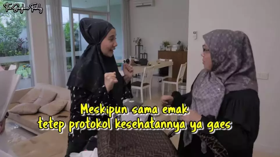 Zaskia dapat kado dari fanny © YouTube
