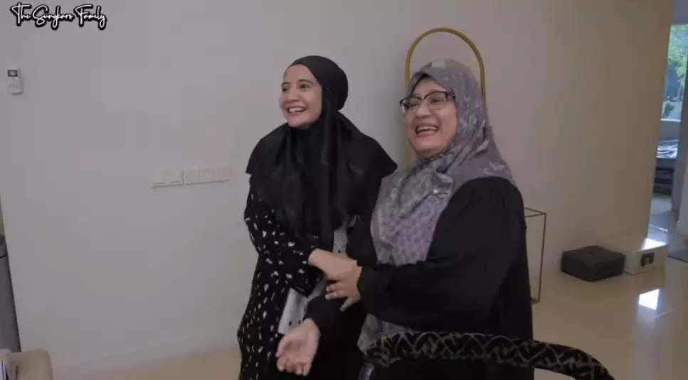 Zaskia dapat kado dari fanny © YouTube