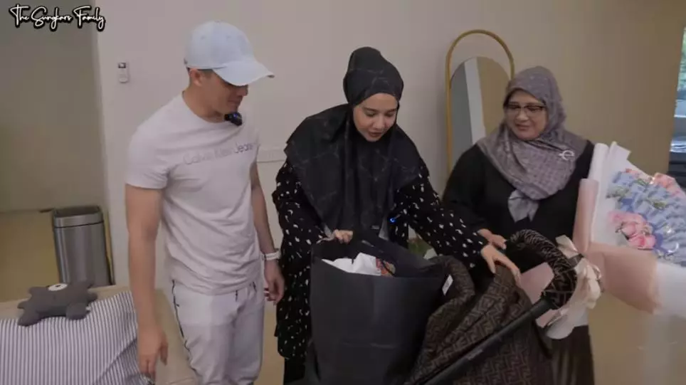 Zaskia dapat kado dari fanny © YouTube