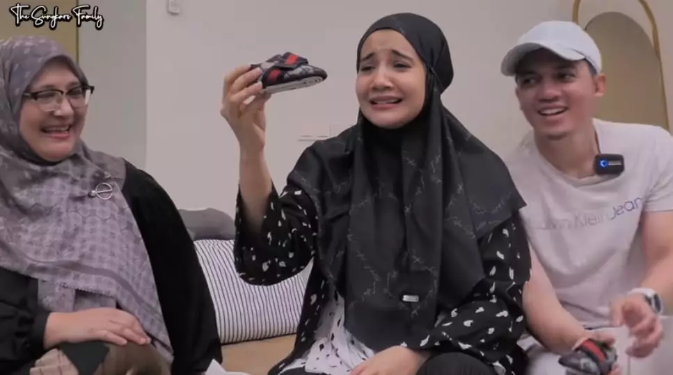 Zaskia dapat kado dari fanny © YouTube