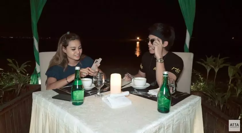 momen atta beri kejutan ke aurel © YouTube momen atta beri kejutan ke aurel © YouTube