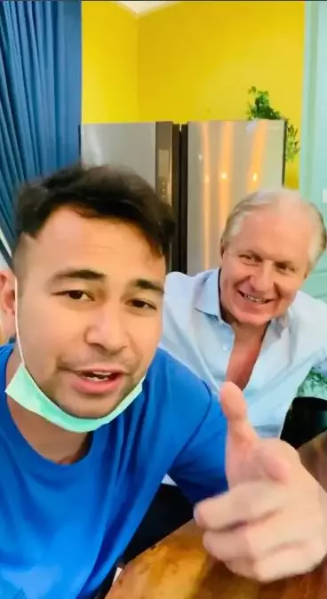 Raffi Ahmad ngobrol dengan bule © Instagram Raffi Ahmad ngobrol dengan bule © Instagram