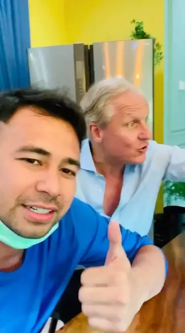 Raffi Ahmad ngobrol dengan bule © Instagram Raffi Ahmad ngobrol dengan bule © Instagram