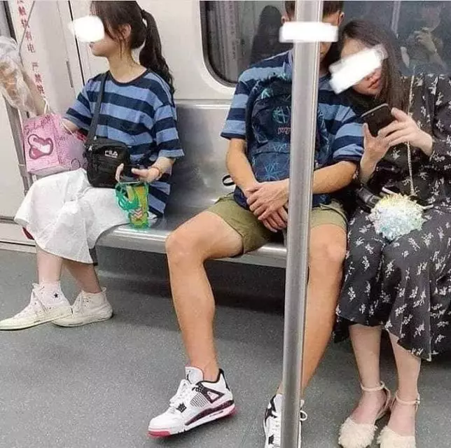 momen absurd pasangan pakai baju couple Berbagai sumber