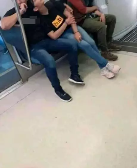 momen absurd pasangan pakai baju couple Berbagai sumber