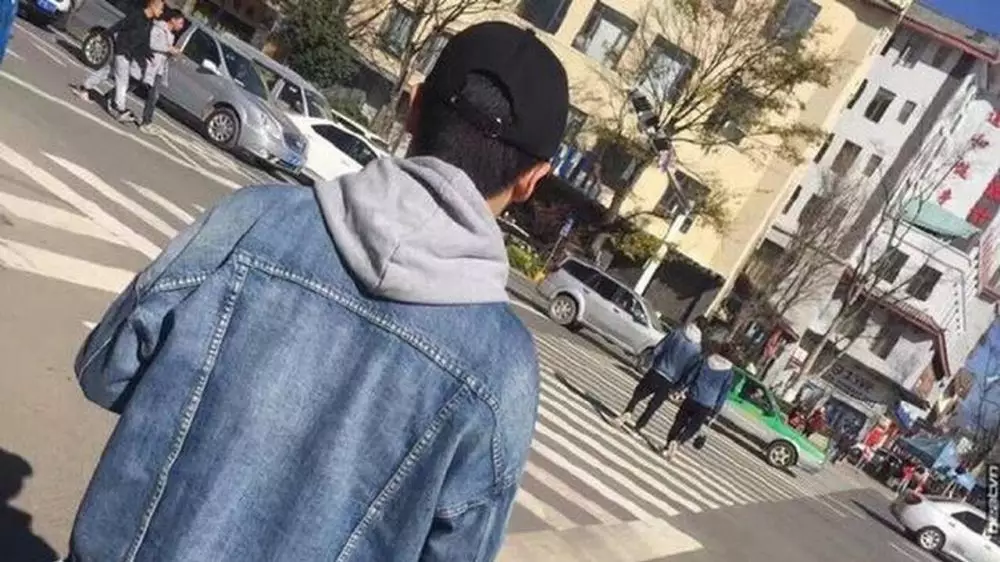 momen absurd pasangan pakai baju couple Berbagai sumber