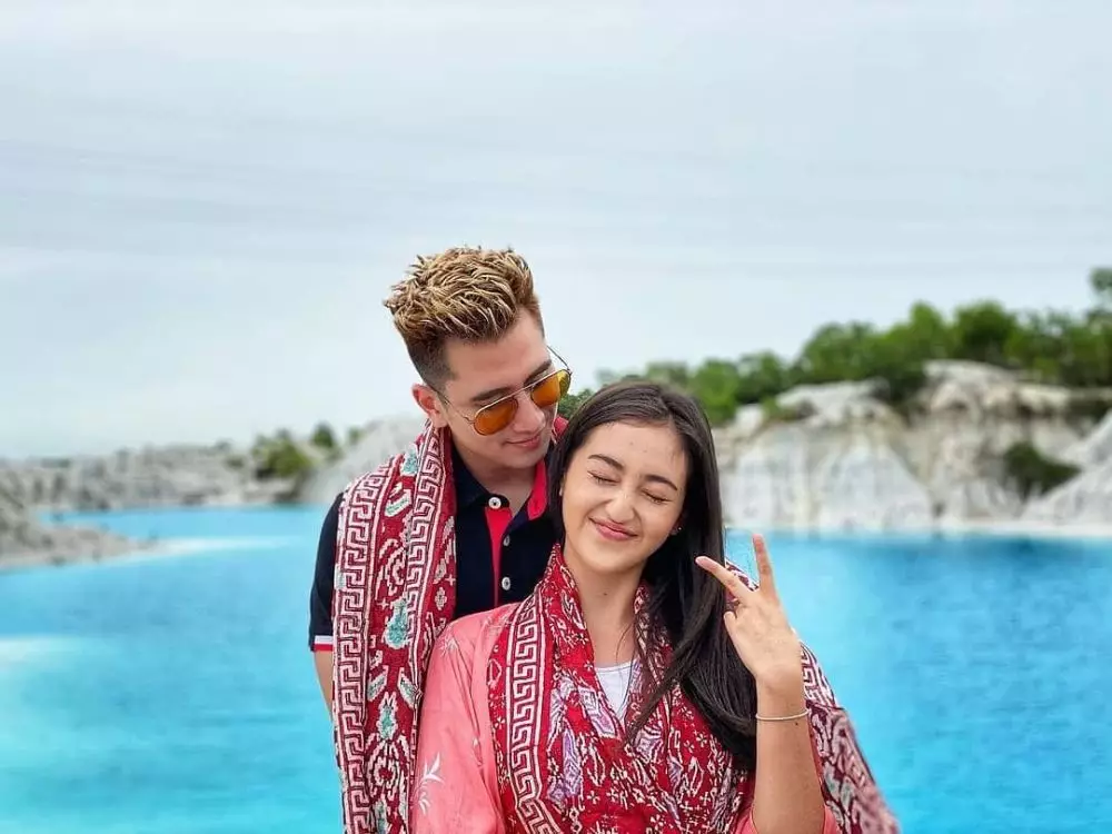 Verell Bramasta dan Ranty Maria di Pulau Bangka © 2020 brilio.net Verell Bramasta dan Ranty Maria di Pulau Bangka © 2020 brilio.net