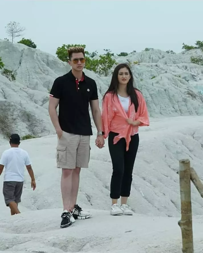 Verell Bramasta dan Ranty Maria di Pulau Bangka © 2020 brilio.net Verell Bramasta dan Ranty Maria di Pulau Bangka © 2020 brilio.net